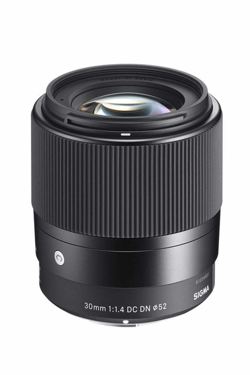 20220302100222_sigma_30mm_f_1_4_dc_dn_contemporary_fujifilm_x_black | Kounio.gr Sigma 30mm f/1.4 DC DN camera lens with a ribbed black barrel and exposed front element